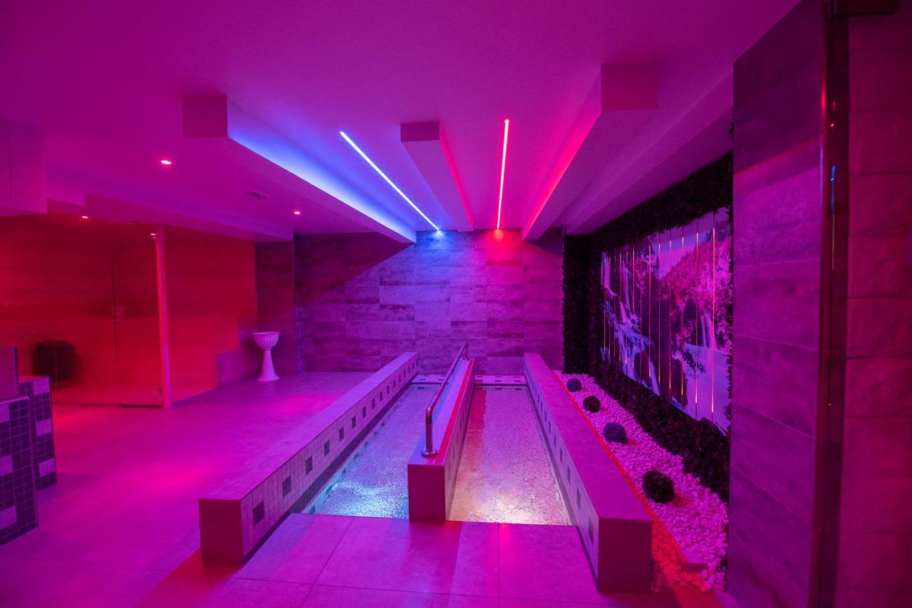 White Apartments & Spa อาโวลา ภายนอก รูปภาพ